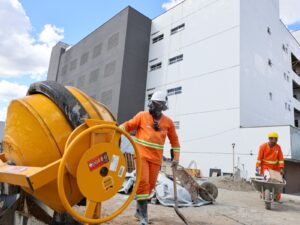 Governador Elmano de Freitas vistoria obras do Hospital Regional do Sertão de Crateús